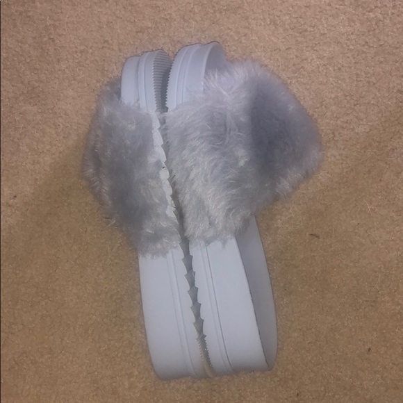 Hardly worn size 8 gray slip on shoes with fur - Picture 5 of 8